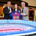 Clàudia Pina, junto a Joan Laporta y Xavier Puig en su renovación.