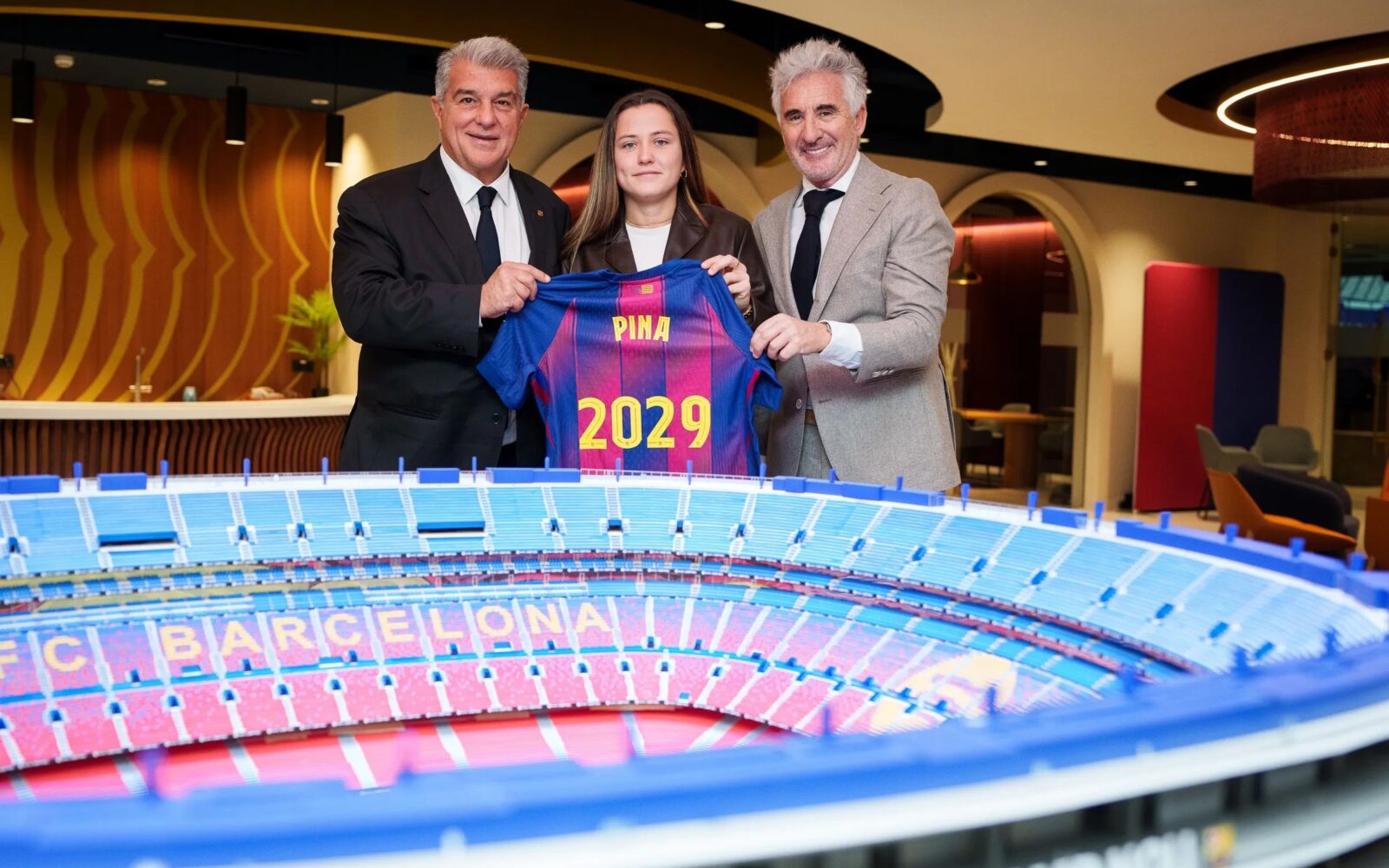 Clàudia Pina, junto a Joan Laporta y Xavier Puig en su renovación.