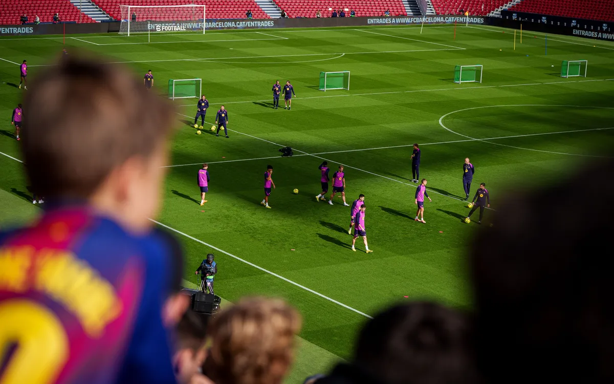 La afición expectante ante el entrenamiento del Barça en el Spotify Camp Nou
