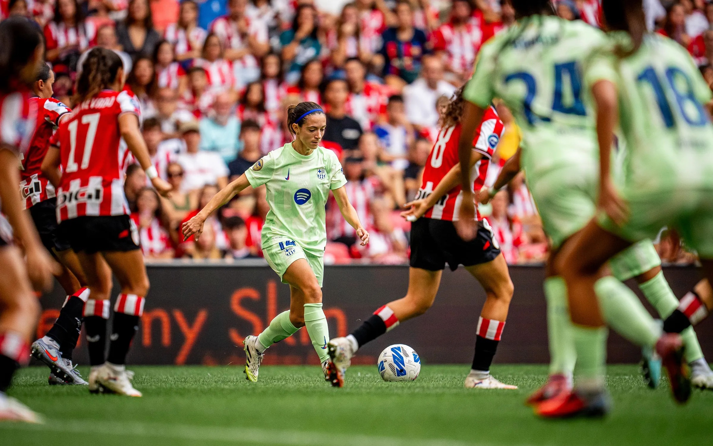 Aitana Bonmatí ante el Athletic Club. 