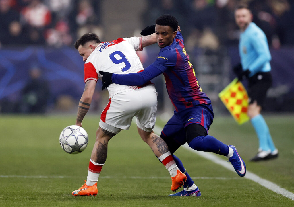 Balde superando a un rival contra el Slavia Praga