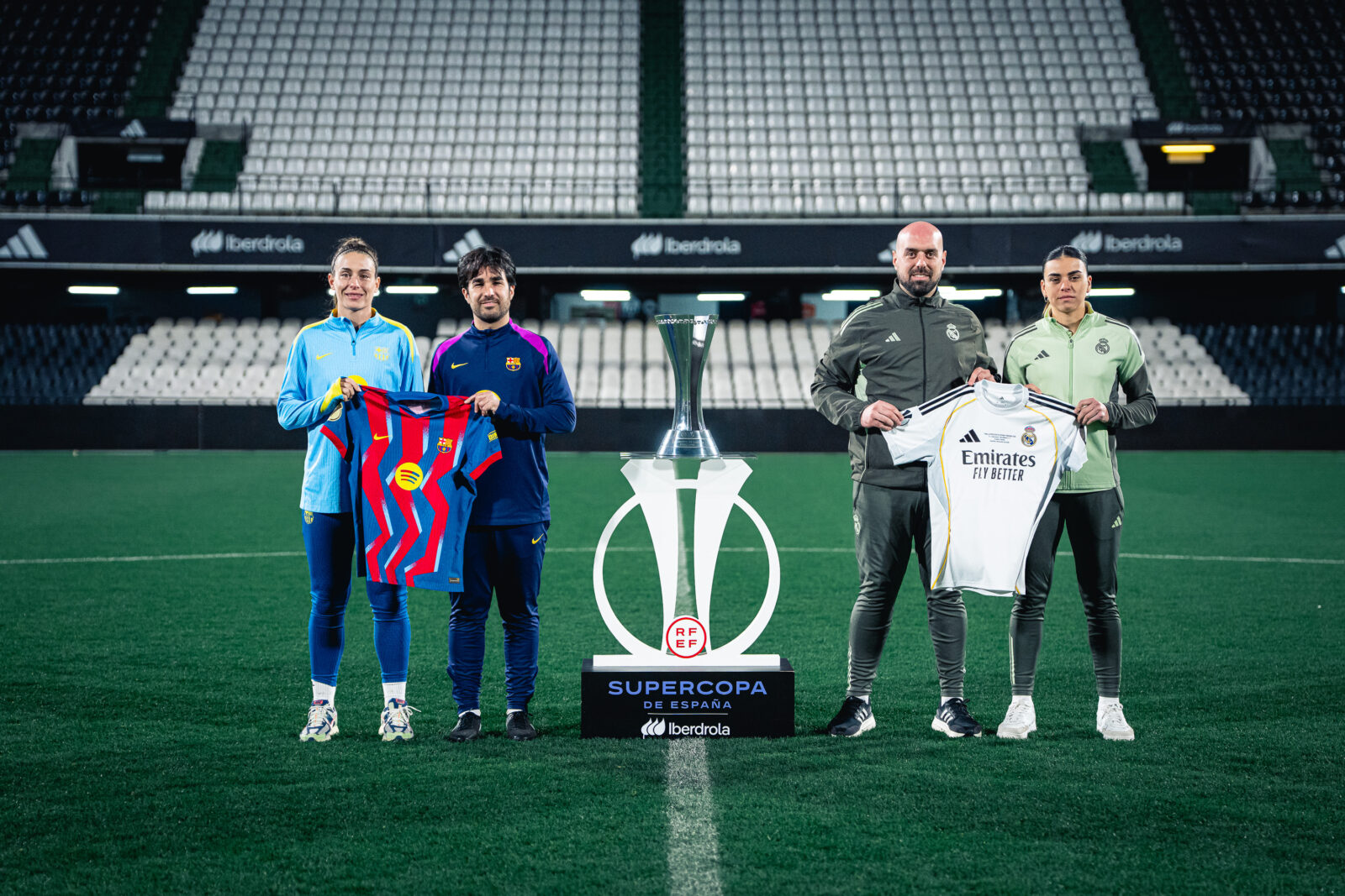 Foto protocolaria entre FC Barcelona y Real Madrid femenino antes de la final de la Supercopa de España Femenina.