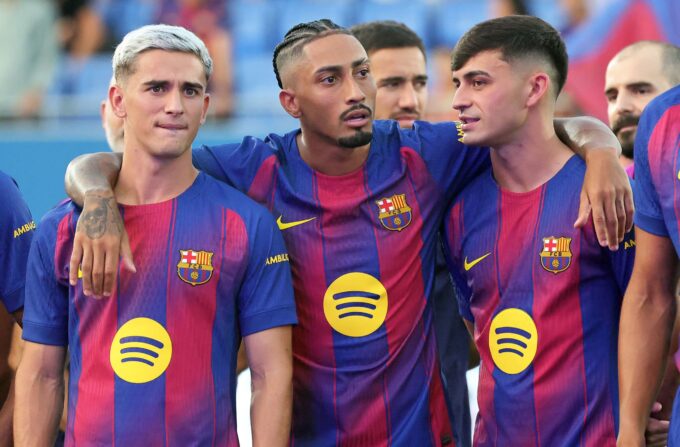 Raphinha y Pedri en la presentación de los capitanes del Barça