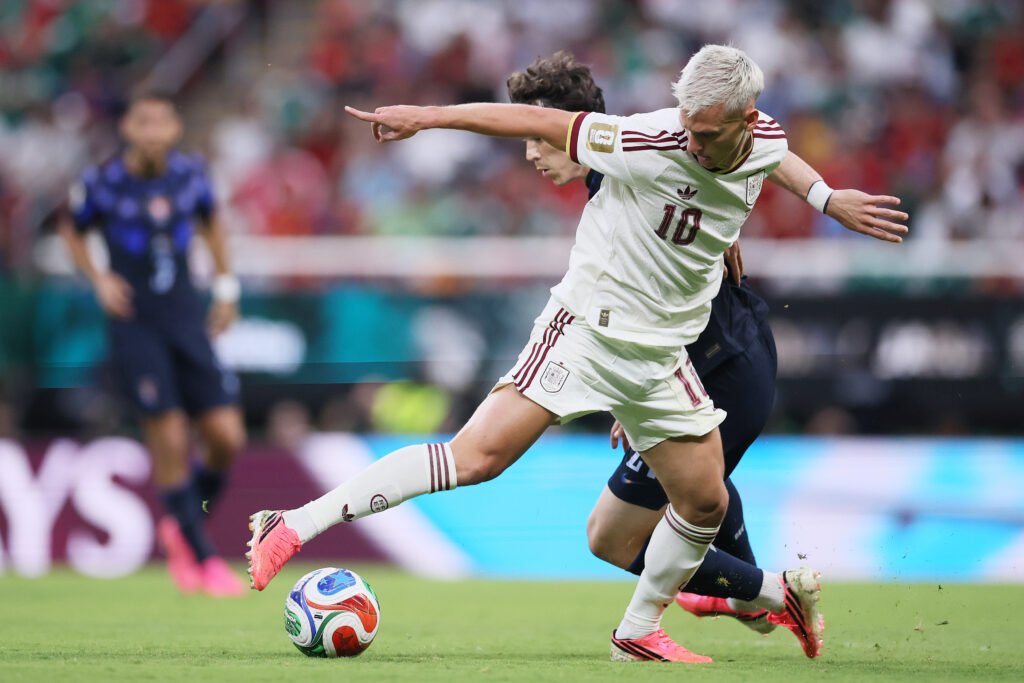 Dani Olmo frente a Uruguay