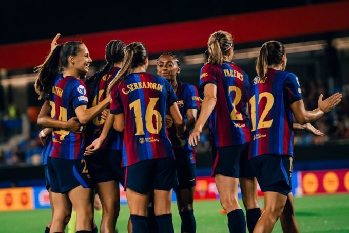 Las jugadoras del Barça femenino celebran un gol ante el París FC
