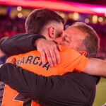 Abrazo entre Hansi Flick y Joan García