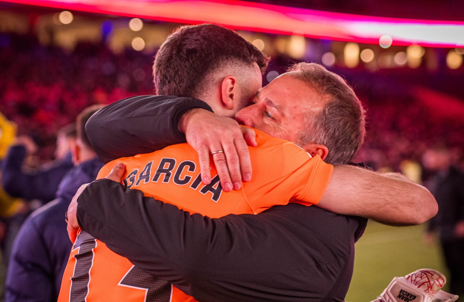 Abrazo entre Hansi Flick y Joan García