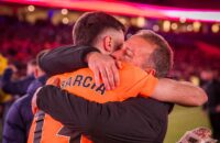 Abrazo entre Hansi Flick y Joan García