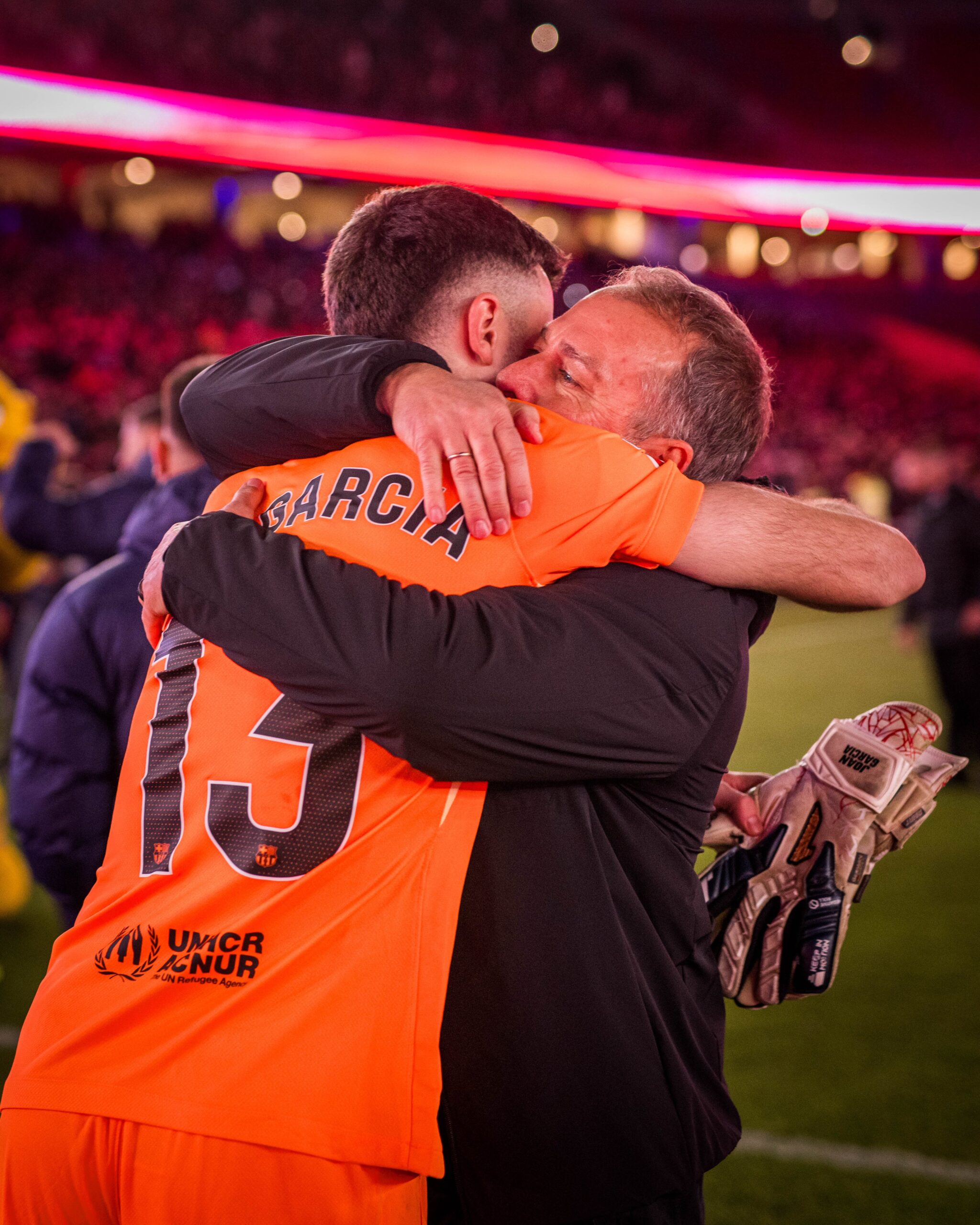 Abrazo de Hansi Flick con Joan Garcia