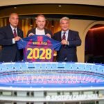Flick junto a Laporta y Yuste.