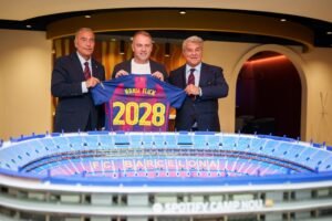Flick junto a Laporta y Yuste.