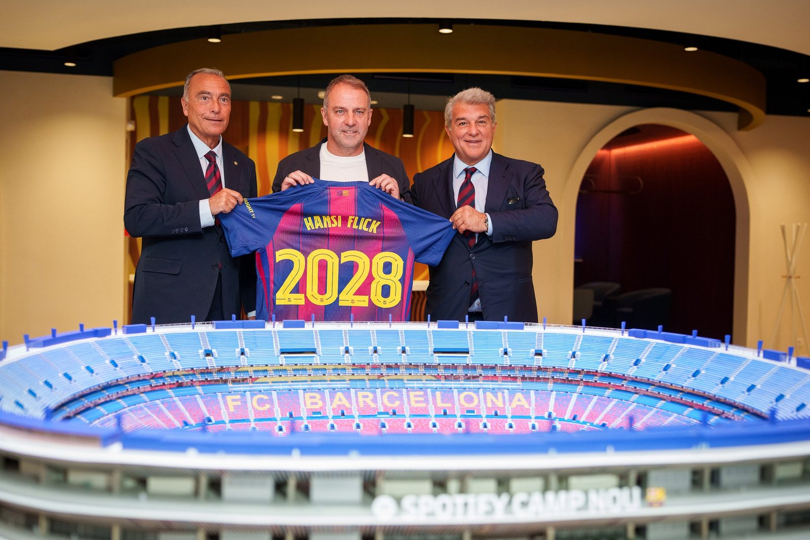Flick junto a Laporta y Yuste.