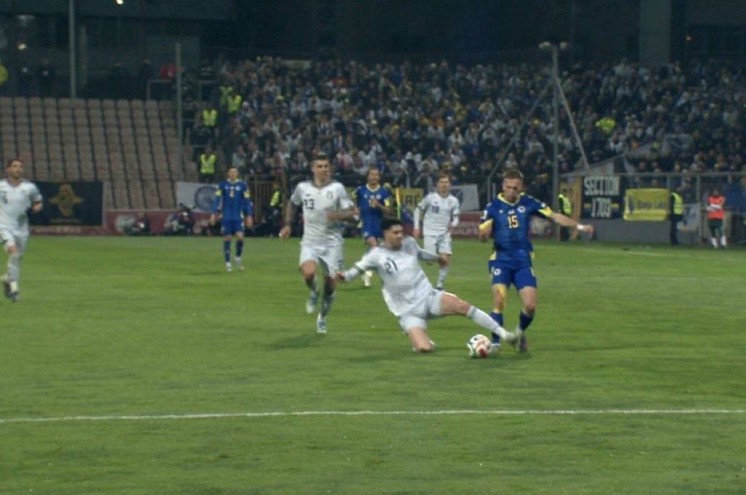 Bastoni entrando a Memic