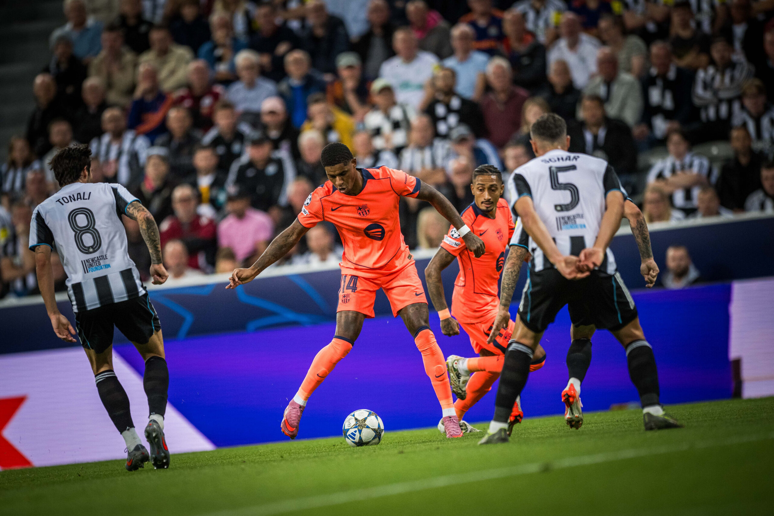 Rashford regateando a defensas del Newcastle