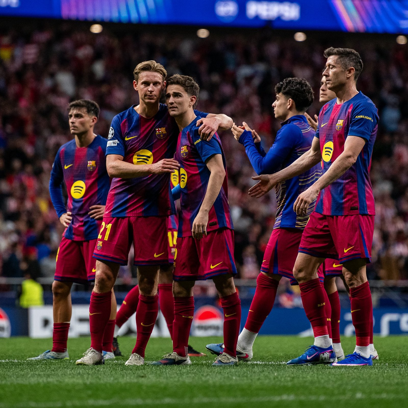 Los jugadores aplaudiendo a la afición.