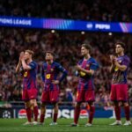 Los jugadores aplaudiendo a la afición.