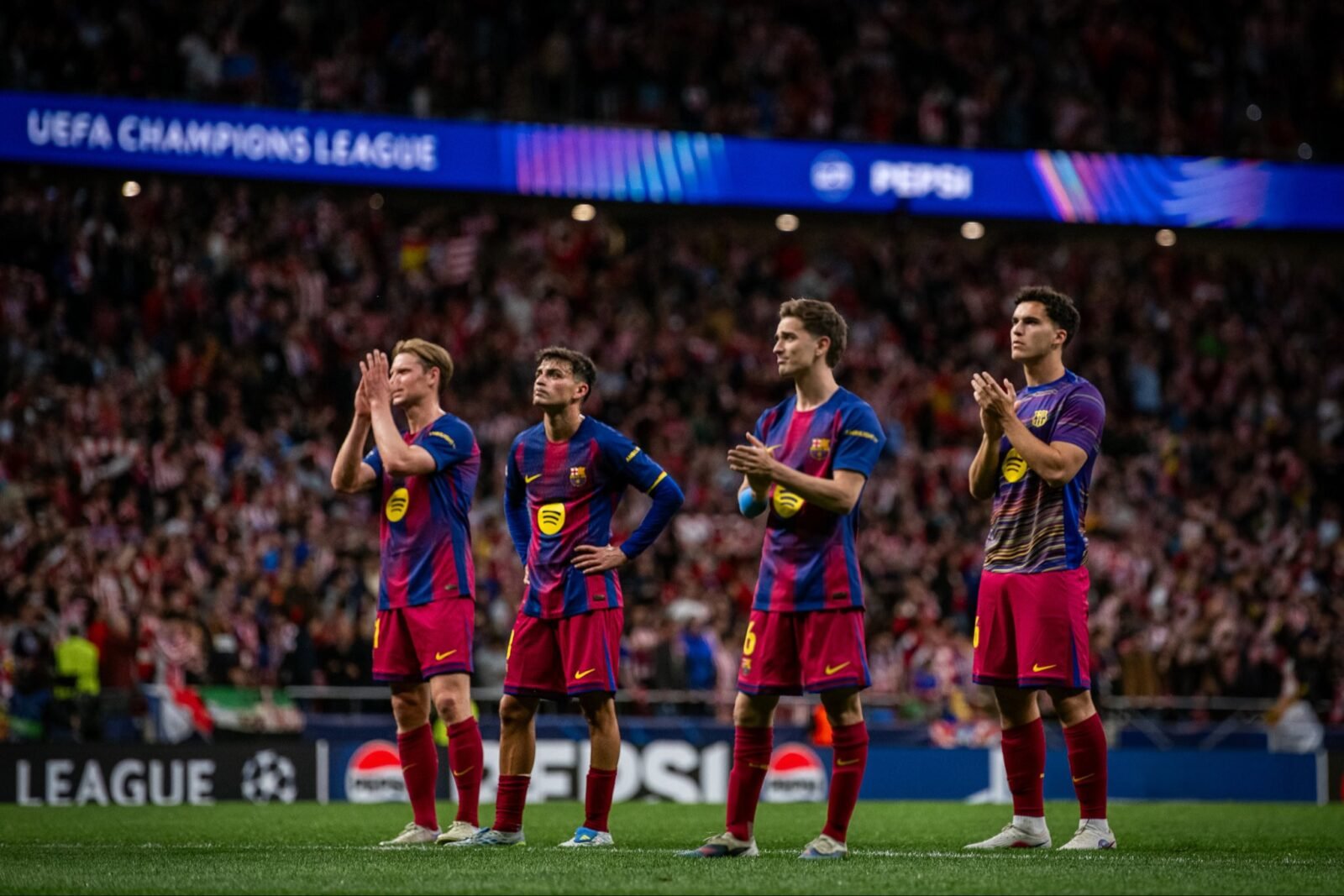 Los jugadores aplaudiendo a la afición.