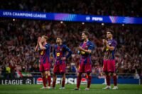 Los jugadores aplaudiendo a la afición.