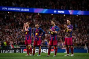 Los jugadores aplaudiendo a la afición.