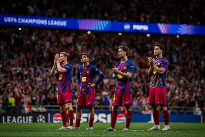 Los jugadores aplaudiendo a la afición.