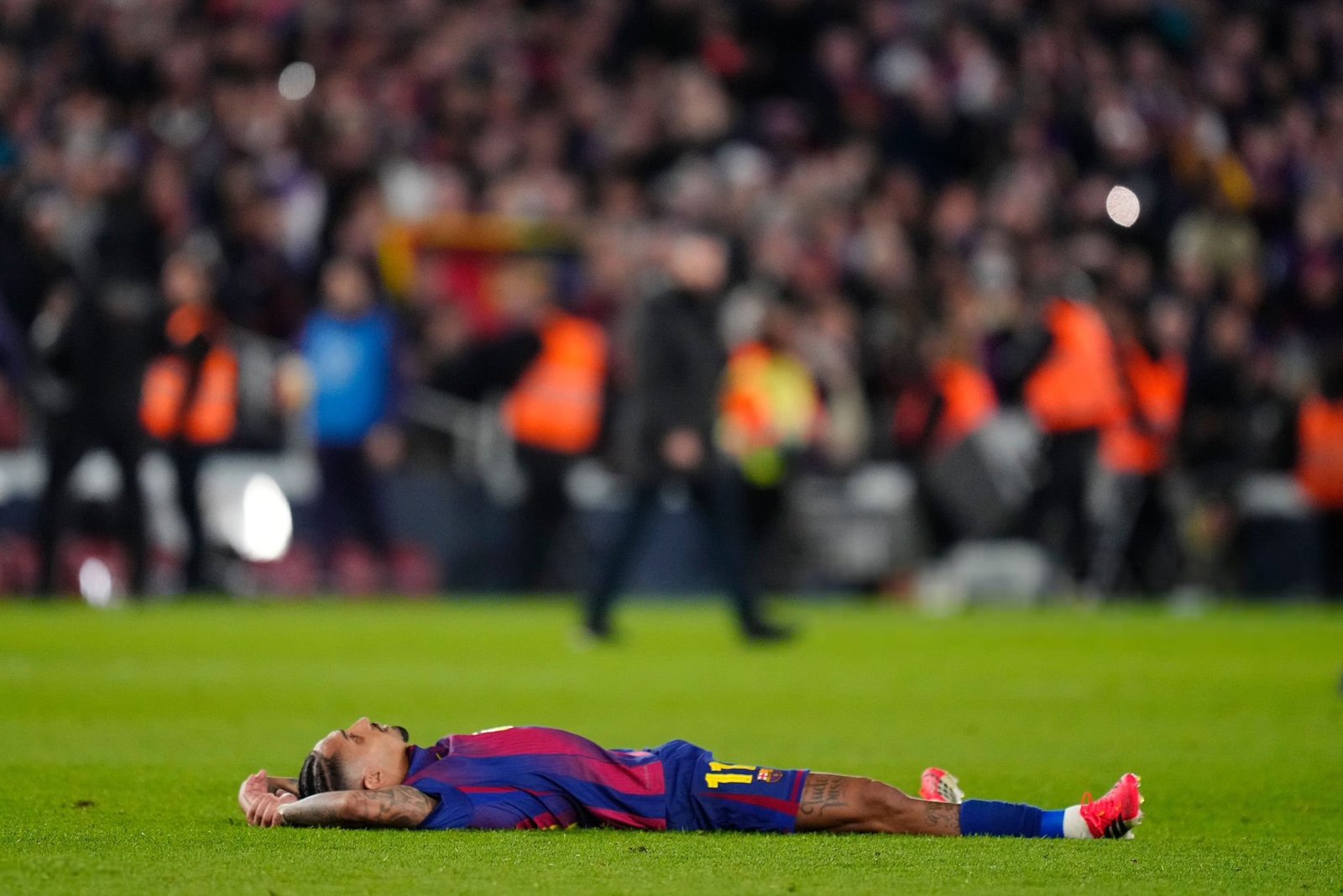 Raphinha abatido en el Camp Nou