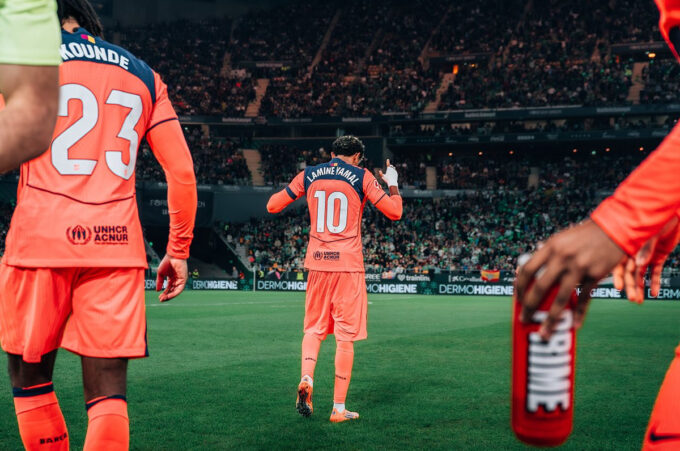 Lamine Yamal saltando al campo en el Betis-Barça