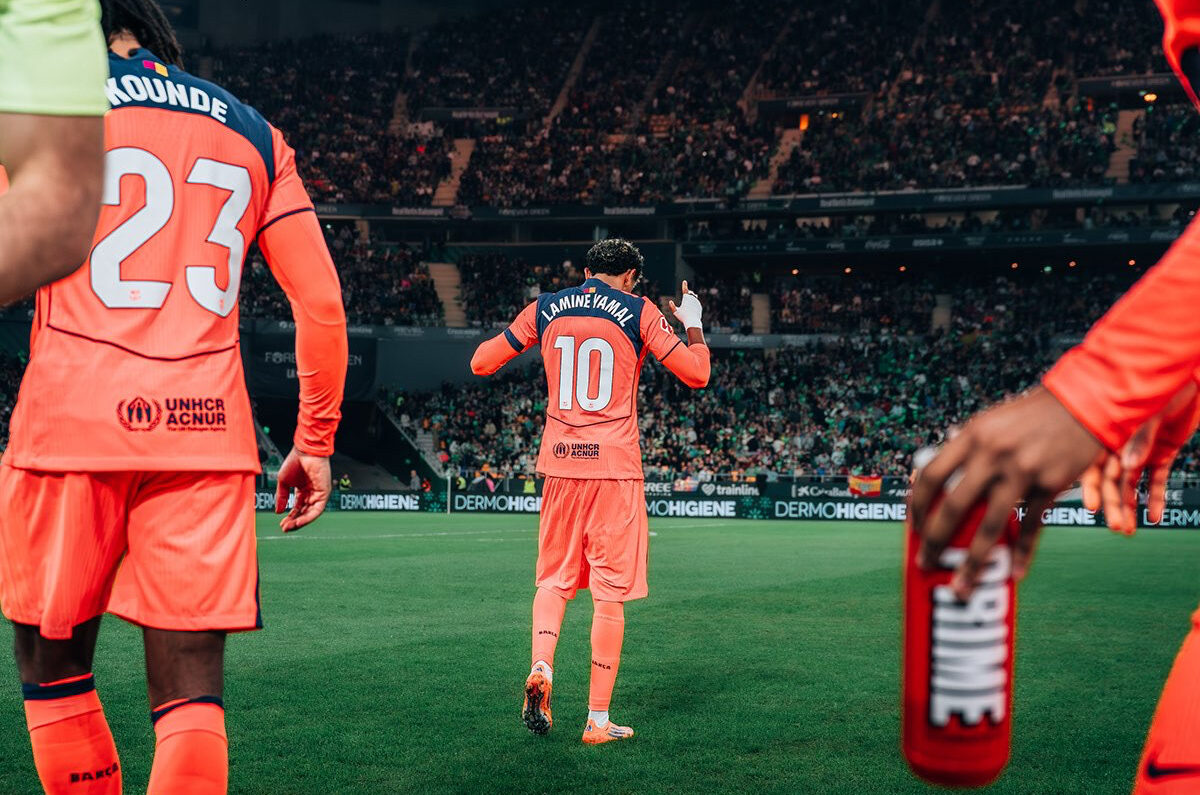 Lamine Yamal saltando al campo en el Betis-Barça
