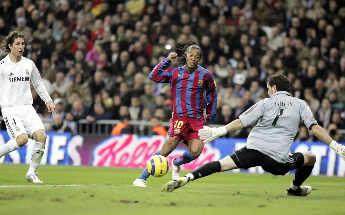 Ronaldinho marcando un gol en el Bernabéu