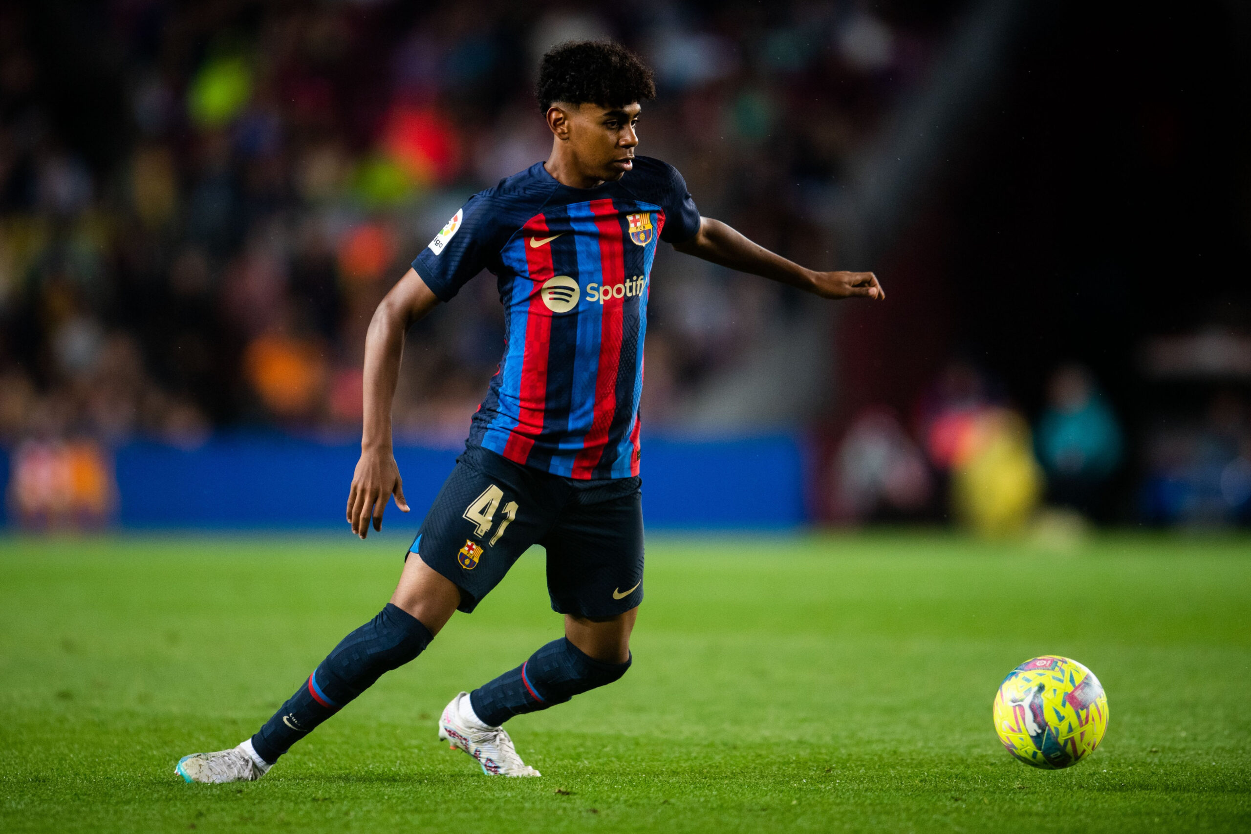 Lamine Yamal en su debut con el primer equipo del Barça en el Camp Nou, en 2023