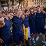 Los jugadores del Barça en la rua.