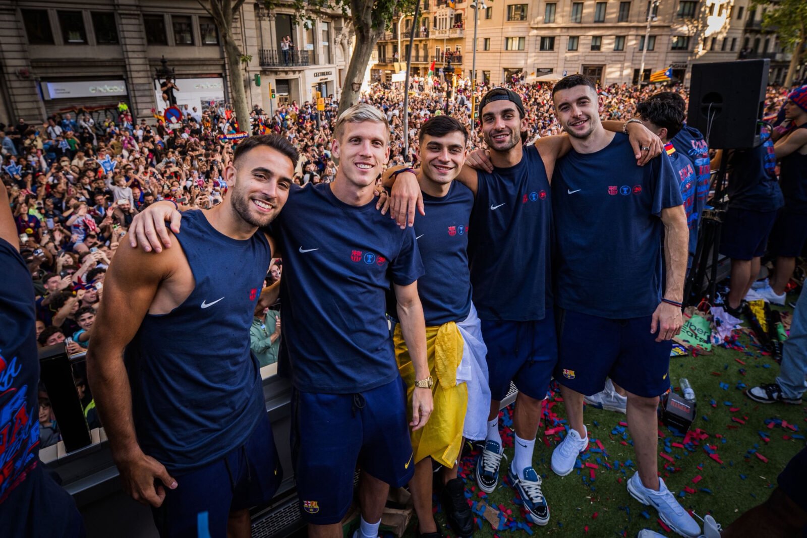 Los jugadores del Barça en la rua.