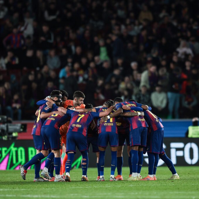 Corro del equipo antes del comienzo del Barça-Osasuna