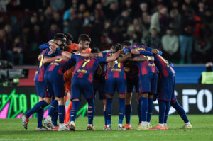 Corro del equipo antes del comienzo del Barça-Osasuna