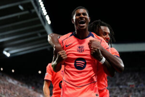 Rashford y Koundé celebrando el 0-2 al Newcastle