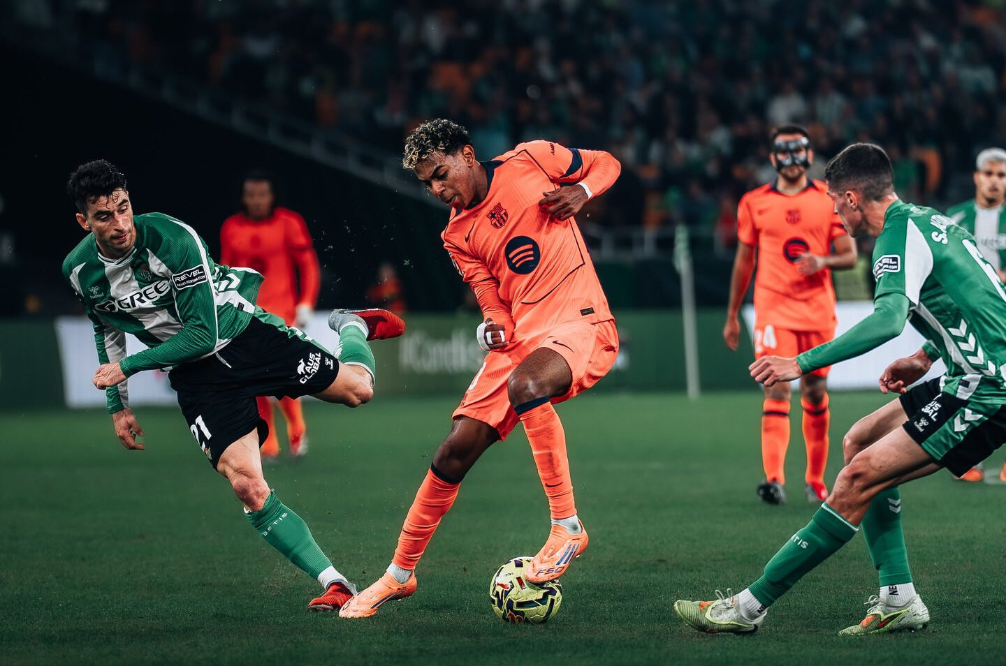 Lamine Yamal ante Marc Roca y Sergi Altimira