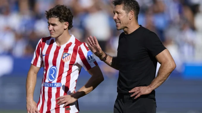 Julián Álvarez y Diego Simeone