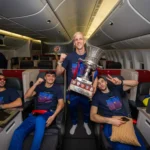 Jugadores en el avión con la Supercopa de España