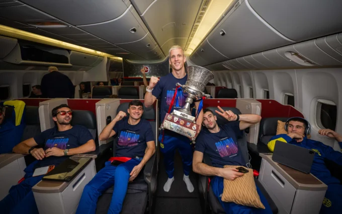 Jugadores en el avión con la Supercopa de España