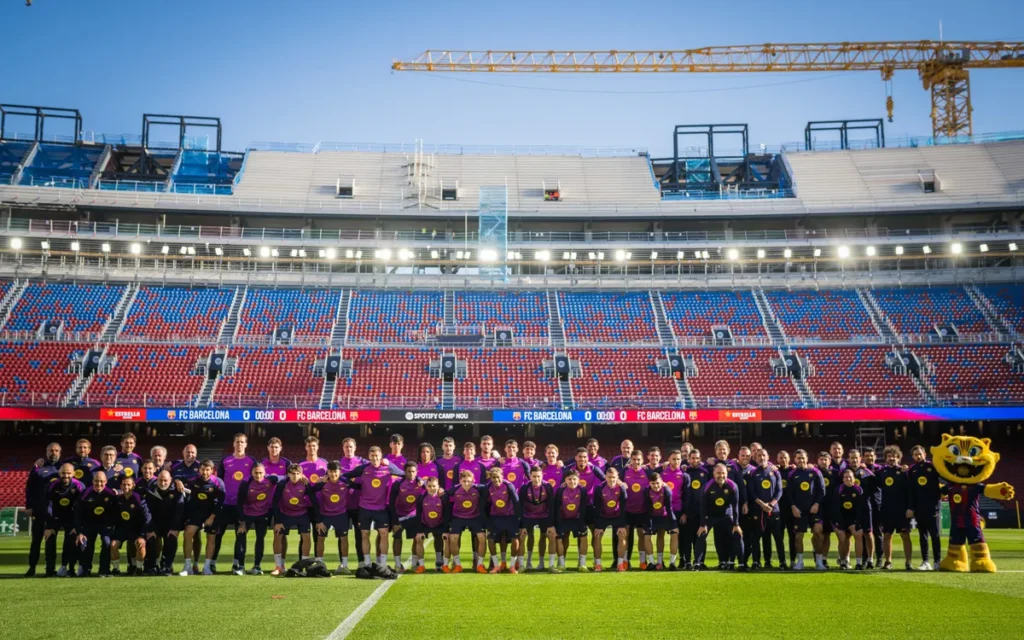 Foto de equipo de la plantilla del Barça en el regreso al Spotify Camp Nou