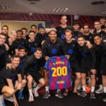 El equipo celebrando lso 200 partidos de Araújo