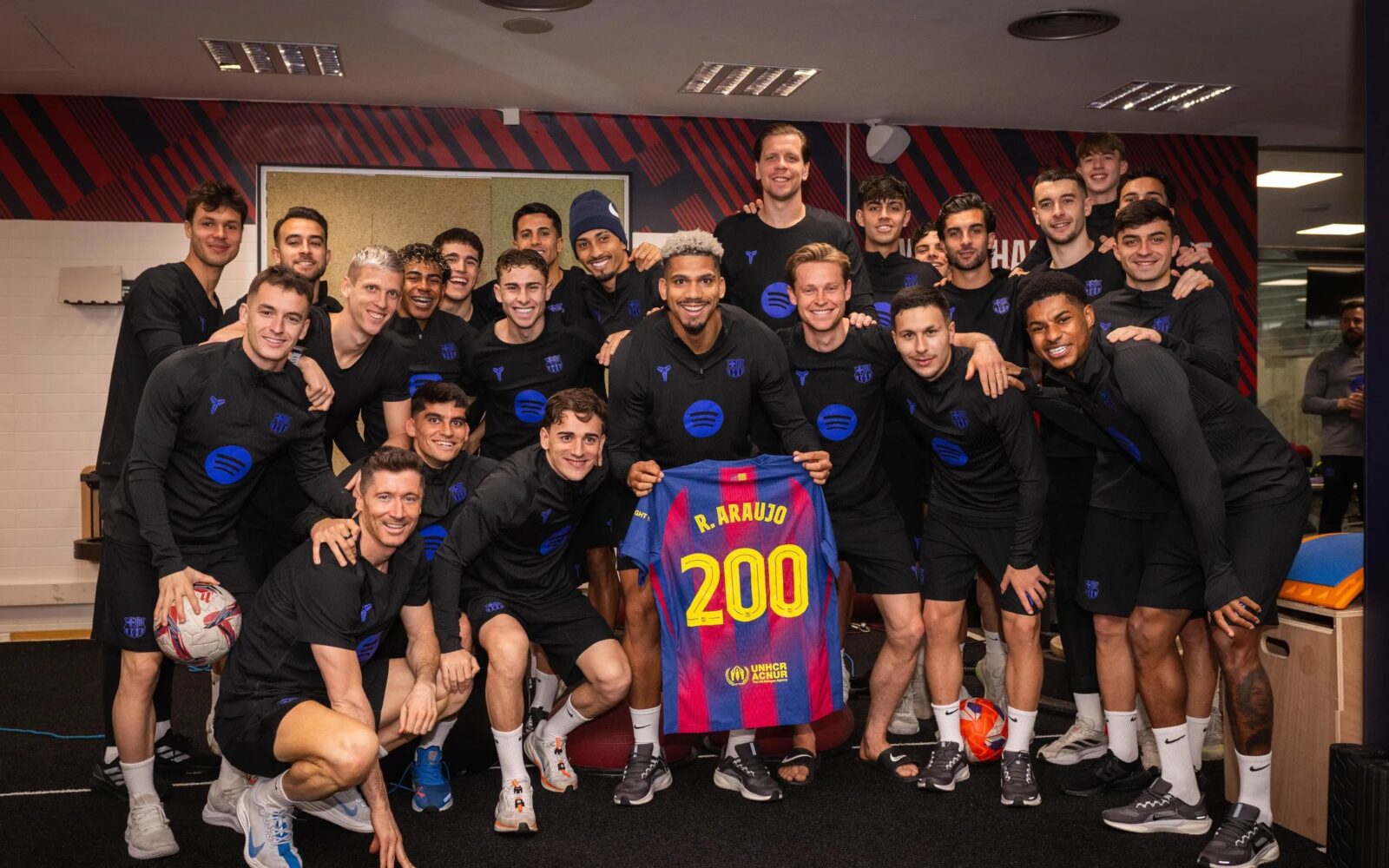 El equipo celebrando lso 200 partidos de Araújo