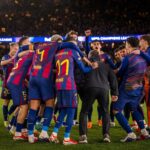 Los jugadores junto a Hansi Flick celebrando