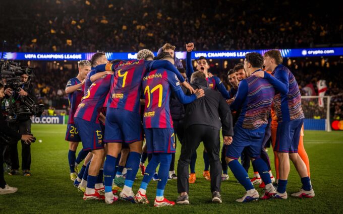 Los jugadores junto a Hansi Flick celebrando