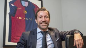 Marc Ciria con la camiseta del Barça de fondo. Fuente: El Periódico.