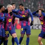 Jugadores del Barça celebrando el gol de Olmo.