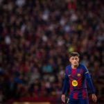 Un Pedri solitario observa una acción del partido. Fuente: FC Barcelona