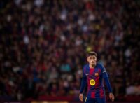 Un Pedri solitario observa una acción del partido. Fuente: FC Barcelona