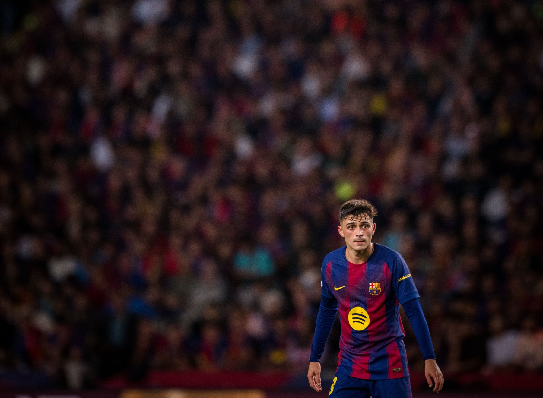 Un Pedri solitario observa una acción del partido. Fuente: FC Barcelona