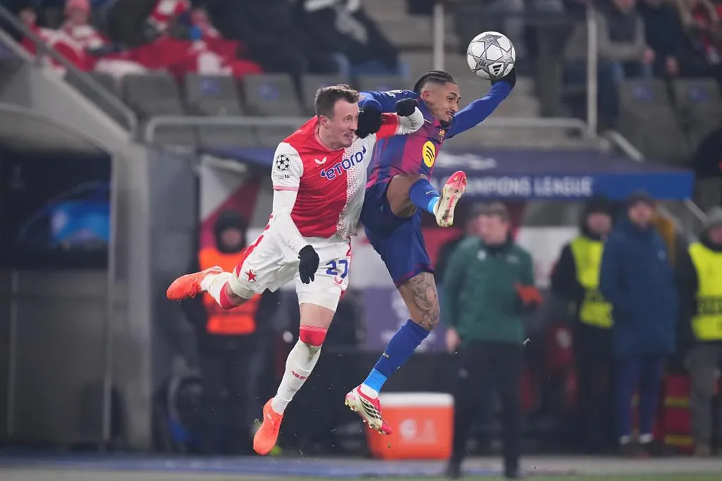 Raphinha disputando un balón.