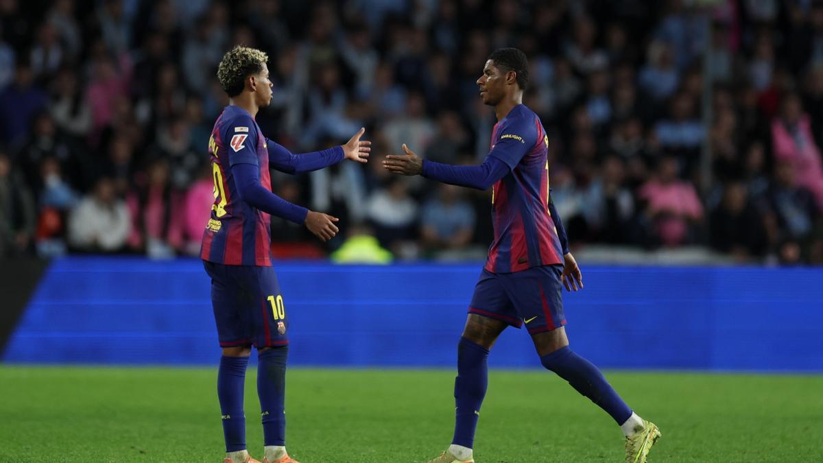 Marcus chocando mano con su compañero Lamine. Fuente: SPORT